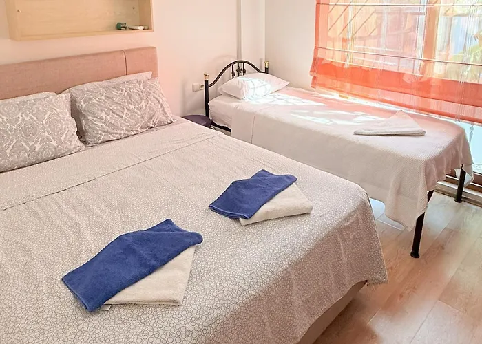 Villa Hot Tub-fireplace-pets-sleeps 11-bbq-pool-parking