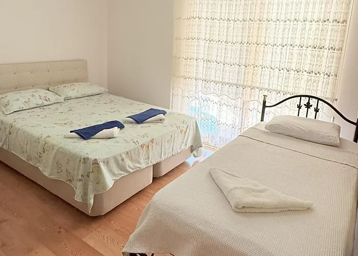 Hot Tub-fireplace-pets-sleeps 11-bbq-pool-parking *