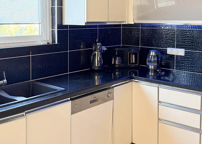 Hot Tub-fireplace-pets-sleeps 11-bbq-pool-parking Dalyan