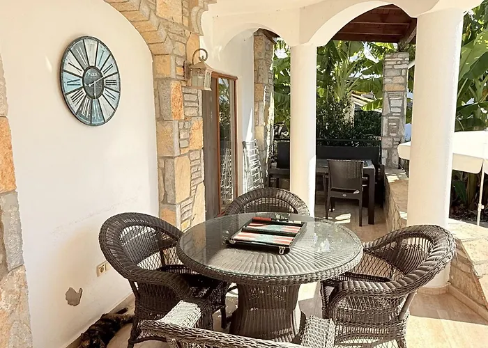 Hot Tub-fireplace-pets-sleeps 11-bbq-pool-parking * Dalyan