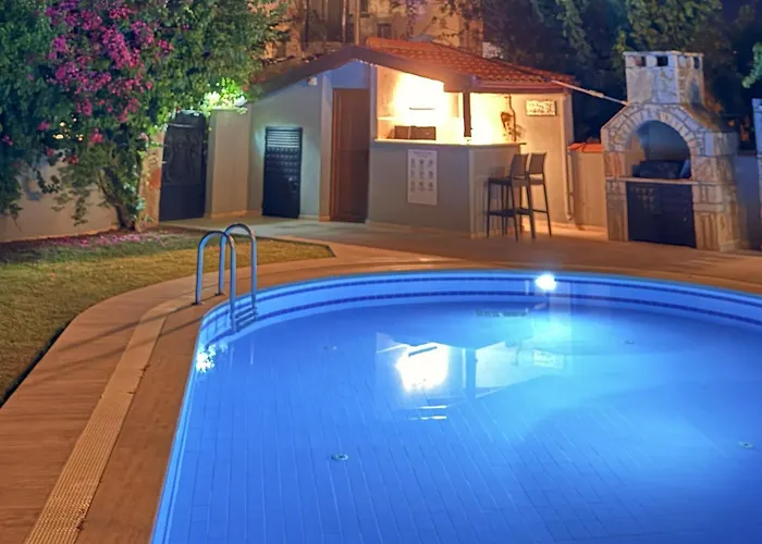 Hot Tub-fireplace-pets-sleeps 11-bbq-pool-parking *