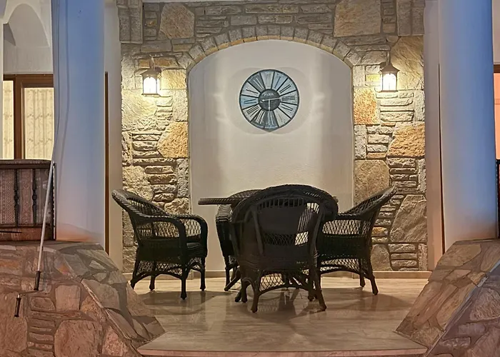 Villa Hot Tub-fireplace-pets-sleeps 11-bbq-pool-parking