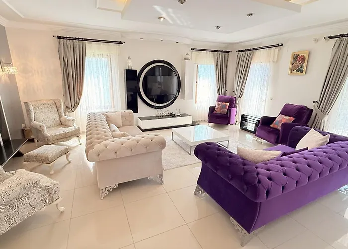 Hot Tub-fireplace-pets-sleeps 11-bbq-pool-parking *