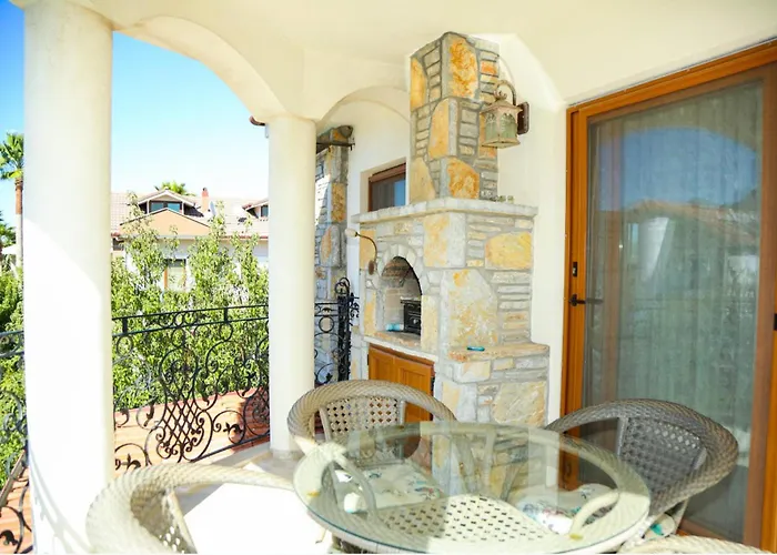 Hot Tub-fireplace-pets-sleeps 11-bbq-pool-parking Villa