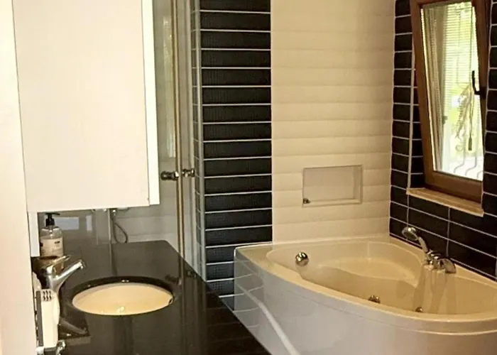 Hot Tub-fireplace-pets-sleeps 11-bbq-pool-parking Dalyan