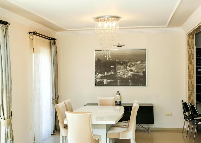 Hot Tub-fireplace-pets-sleeps 11-bbq-pool-parking Villa