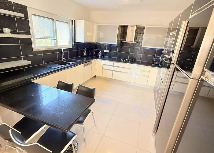 Hot Tub-fireplace-pets-sleeps 11-bbq-pool-parking Villa *